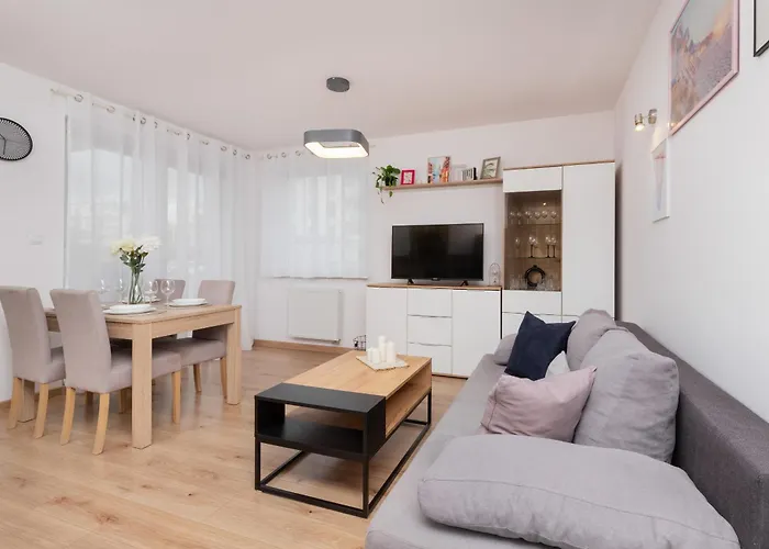 Bright Apartment With Private Garden And Accepting Pets By Noclegi Renters