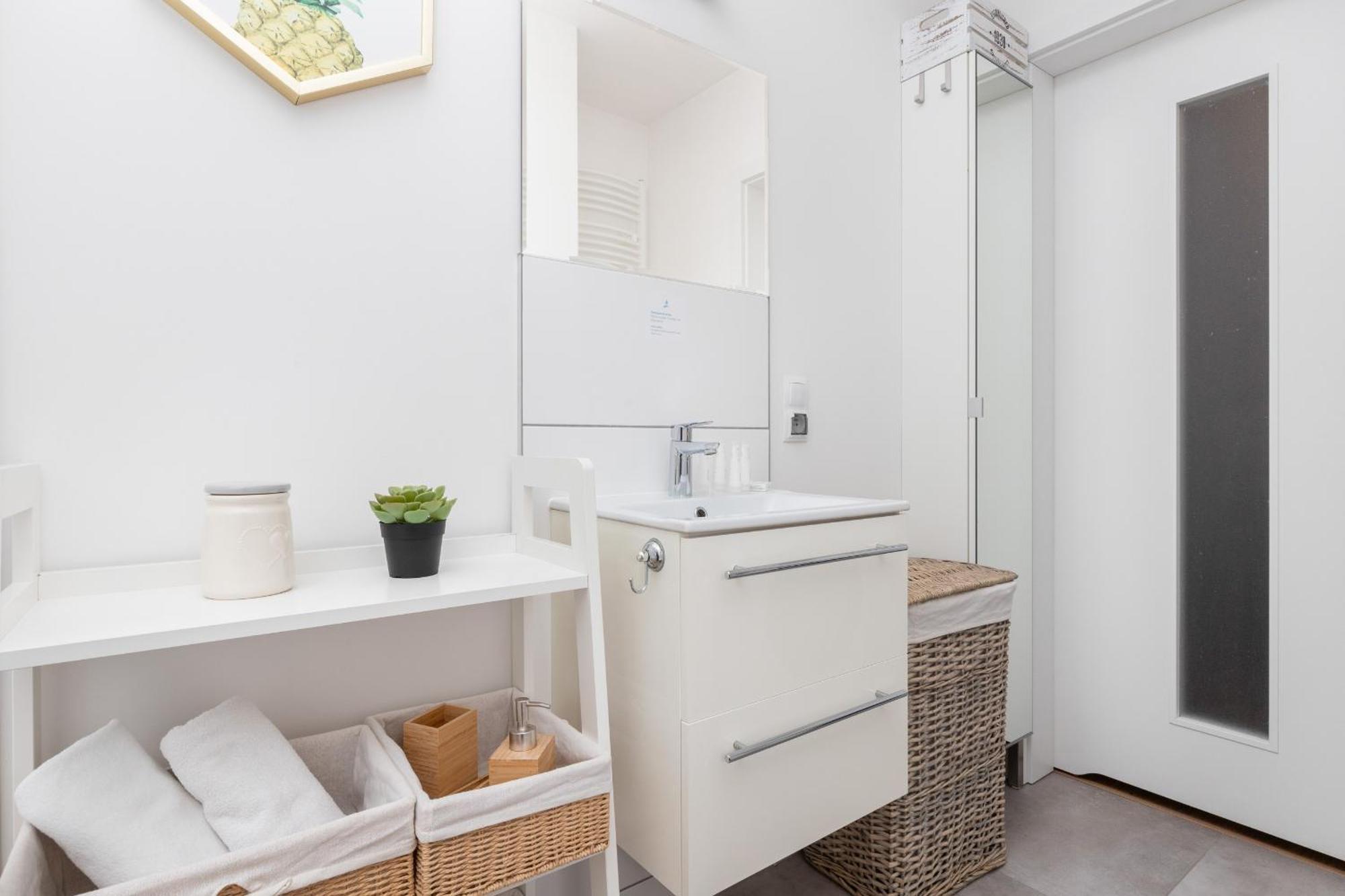 Bright With Private Garden And Accepting Pets By Renters *