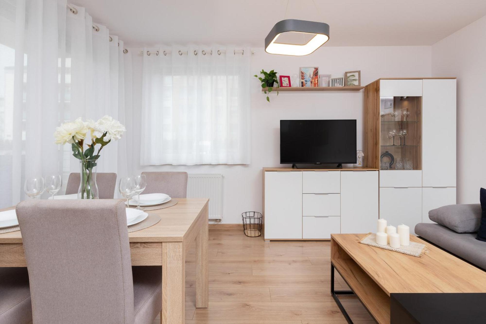 Bright With Private Garden And Accepting Pets By Renters Apartment Gdansk