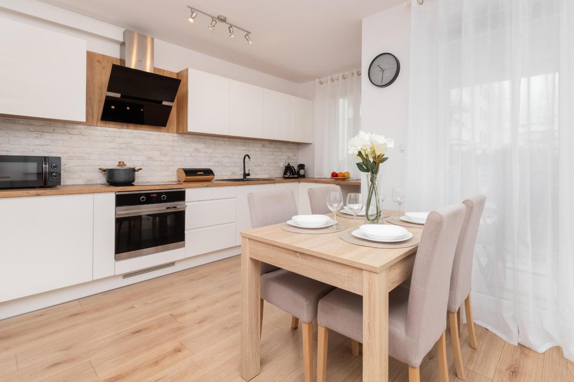 Apartment Bright With Private Garden And Accepting Pets By Renters Gdansk