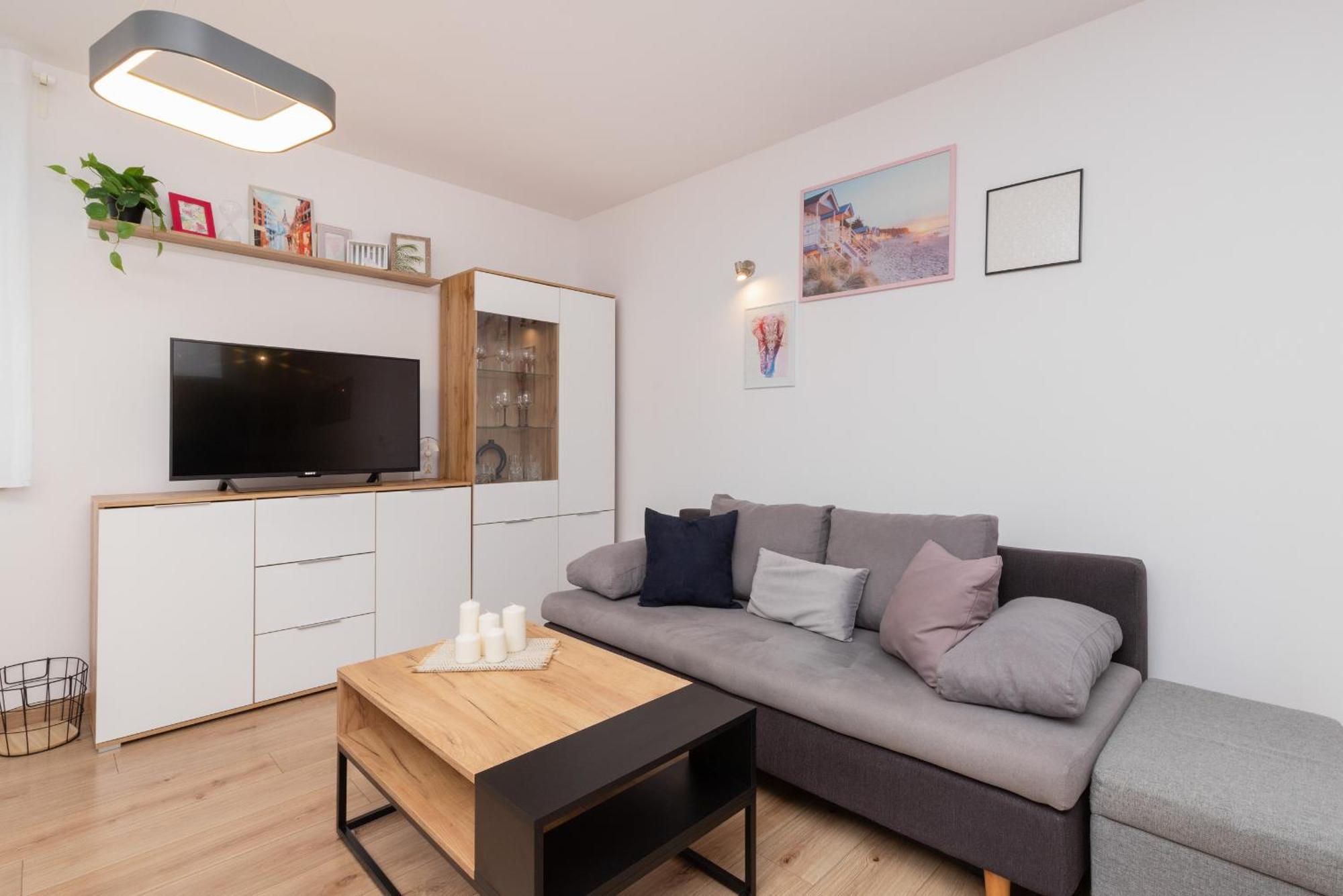 Bright With Private Garden And Accepting Pets By Renters