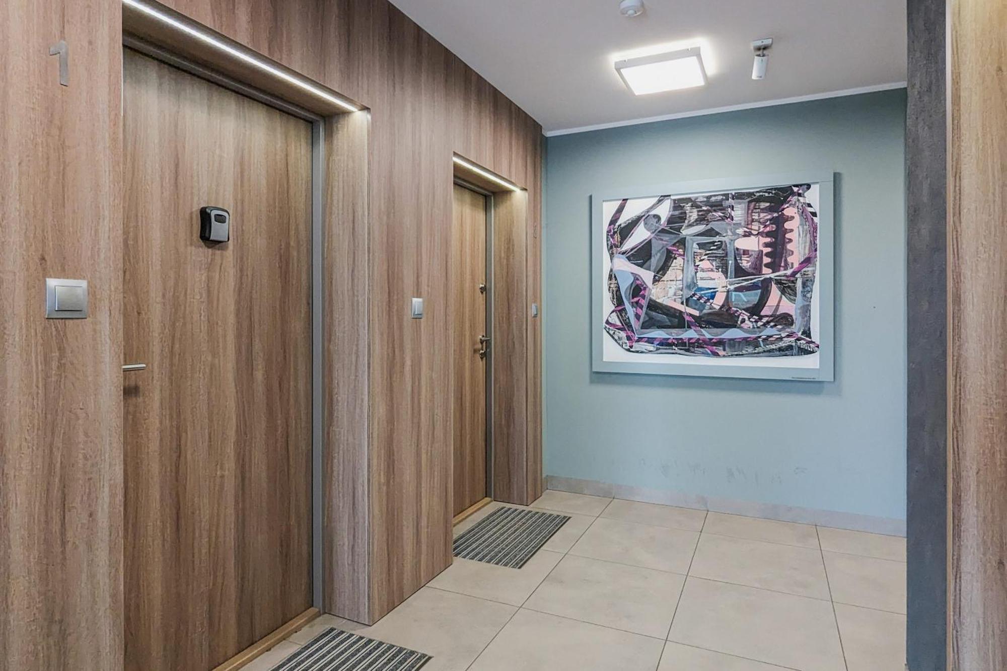 Bright With Private Garden And Accepting Pets By Renters Apartment